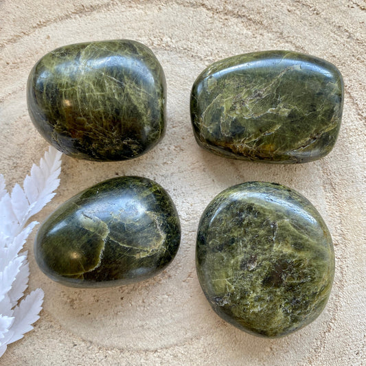 Galet de Diopside (ouverture du coeur / reliance à la Terre et à votre corps) mineral