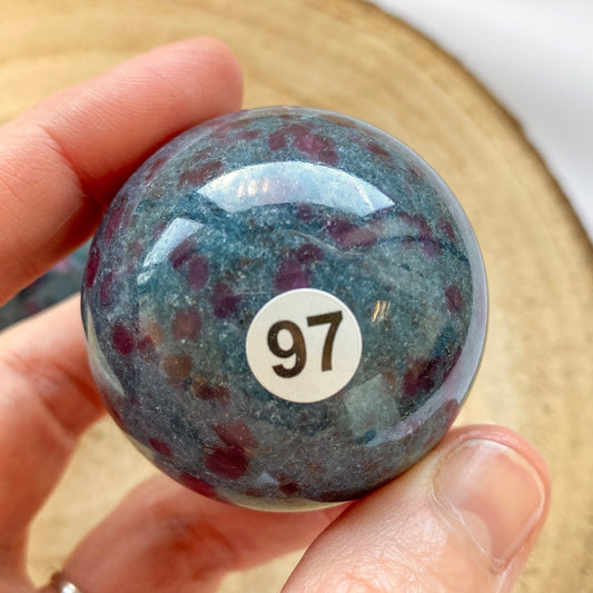 Sphère de Rubis sur Cyanite (prendre des décisions alignées à soi / équilibre émotionnel) sainte marie