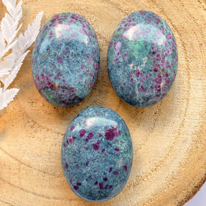 Galet de Rubis sur Cyanite (prendre des décisions alignées à soi / équilibre émotionnel)