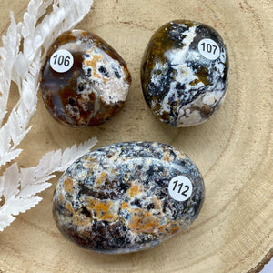 Galet en Opale noire et Agate (intuition / stabilité / équilibre émotionnel)