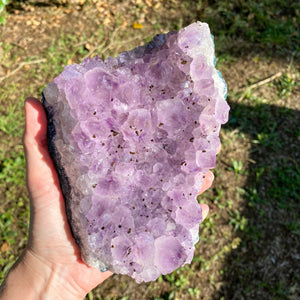 Druse d'Améthyste Uruguay sur socle 1,46kg (rechargement des pierres - élévation spirituelle) geode [mes jolis cristaux]
