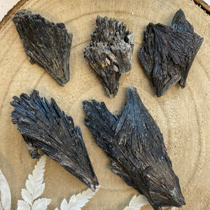 Cyanite noire (forte protection énergétique) pierres brutes [mes jolis cristaux]