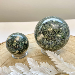 Sphère en pierre bleue des monts Préseli (ancrage / reliance aux druides et à Stonehenge) sphère [mes jolis cristaux]