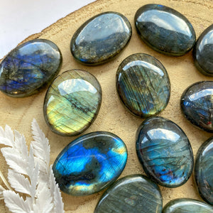 Petit galet de Labradorite (pierre de protection)