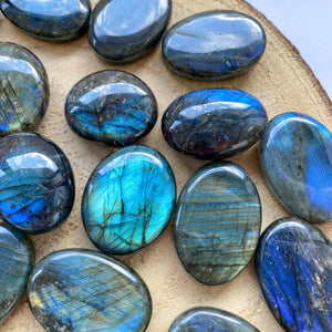Petit galet de Labradorite (pierre de protection)