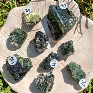 Tourmaline verte et/ou oeil de chat brute (intuition / équilibre / être plus centré - aligné)
