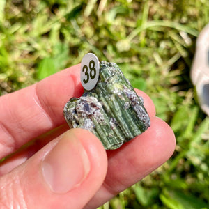 Tourmaline verte et/ou oeil de chat brute (intuition / équilibre / être plus centré - aligné)