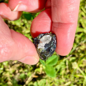 Tourmaline verte et/ou oeil de chat brute (intuition / équilibre / être plus centré - aligné)