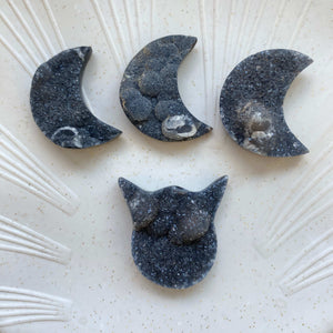 Lune et tête de chat en Calcédoine (ancrage / introspection)