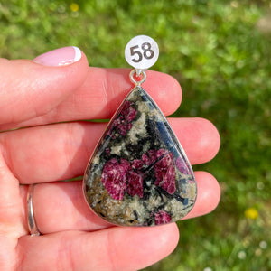 Pendentif serti argent en Eudialyte (ouverture du coeur / alignement)