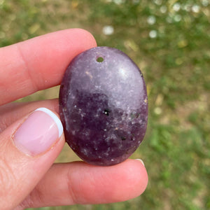 Pendentif percé en Lépidolite (anti-stress / bye la charge mentale)