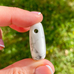 Pendentif percé en Howlite (concentration / équilibre)