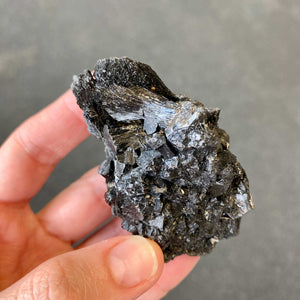 Tourmaline noire brute fibreuse (ancrage / protection)