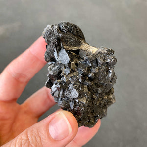 Tourmaline noire brute fibreuse (ancrage / protection)