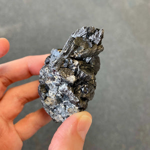 Tourmaline noire brute fibreuse (ancrage / protection)