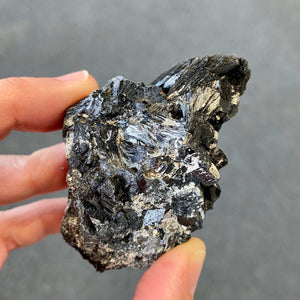 Tourmaline noire brute fibreuse (ancrage / protection)