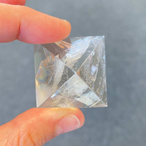 Pyramide en Cristal de roche (pont vibratoire / intuition)