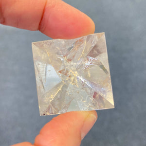Pyramide en Cristal de roche (pont vibratoire / intuition)