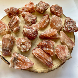 Calcite rouge brute (énergie / élan pour aller de l'avant)