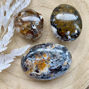 Galet en Opale noire et Agate (intuition / stabilité / équilibre émotionnel)