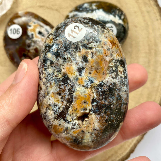 Galet en Opale noire et Agate (intuition / stabilité / équilibre émotionnel)