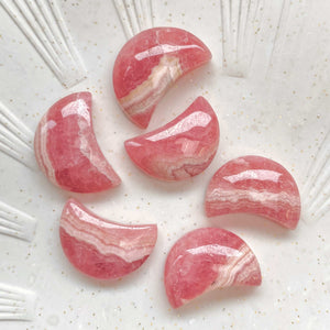 Petite lune en Rhodochrosite (amour de soi / douceur)