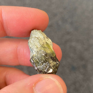 Tourmaline verte et/ou oeil de chat brute (intuition / équilibre / être plus centré - aligné)