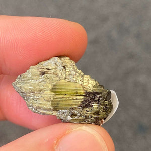 Tourmaline verte et/ou oeil de chat brute (intuition / équilibre / être plus centré - aligné)
