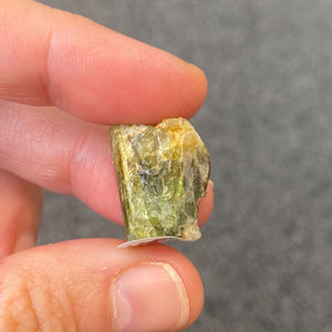 Tourmaline verte et/ou oeil de chat brute (intuition / équilibre / être plus centré - aligné)