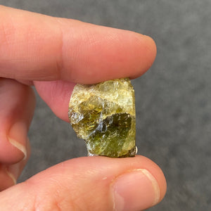 Tourmaline verte et/ou oeil de chat brute (intuition / équilibre / être plus centré - aligné) cristalina