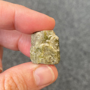 Tourmaline verte et/ou oeil de chat brute (intuition / équilibre / être plus centré - aligné) cristalina