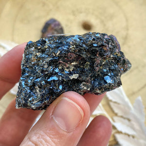 Corindon Saphir sur biotite
