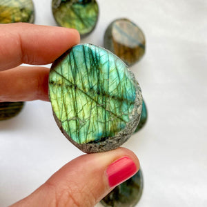 Pierre semi polie en Labradorite / Emma Egg (protection) formes libres [mes jolis cristaux]