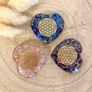Coeur en orgonite et pierres naturelles Coeur [mes jolis cristaux]