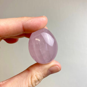 Petit Oeuf en Quartz Rose (apaisement) formes libres [mes jolis cristaux]
