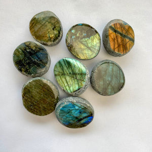 Pierre semi polie en Labradorite / Emma Egg (protection) formes libres [mes jolis cristaux]
