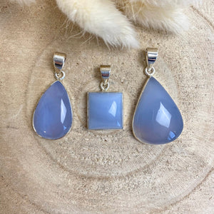 Pendentif en Calcédoine bleue serti argent (communication / apaisement) pendentif [mes jolis cristaux]