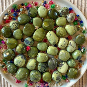 Serpentine (aligne les chakras / souvenir des vies antérieures) pierres roulées [mes jolis cristaux]